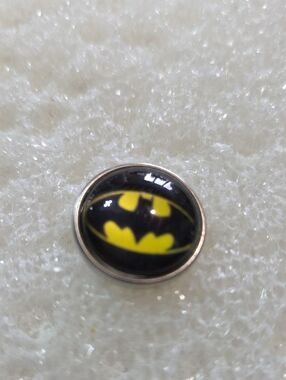 Batman Logo Snap Button — Black and Yellow 18mm